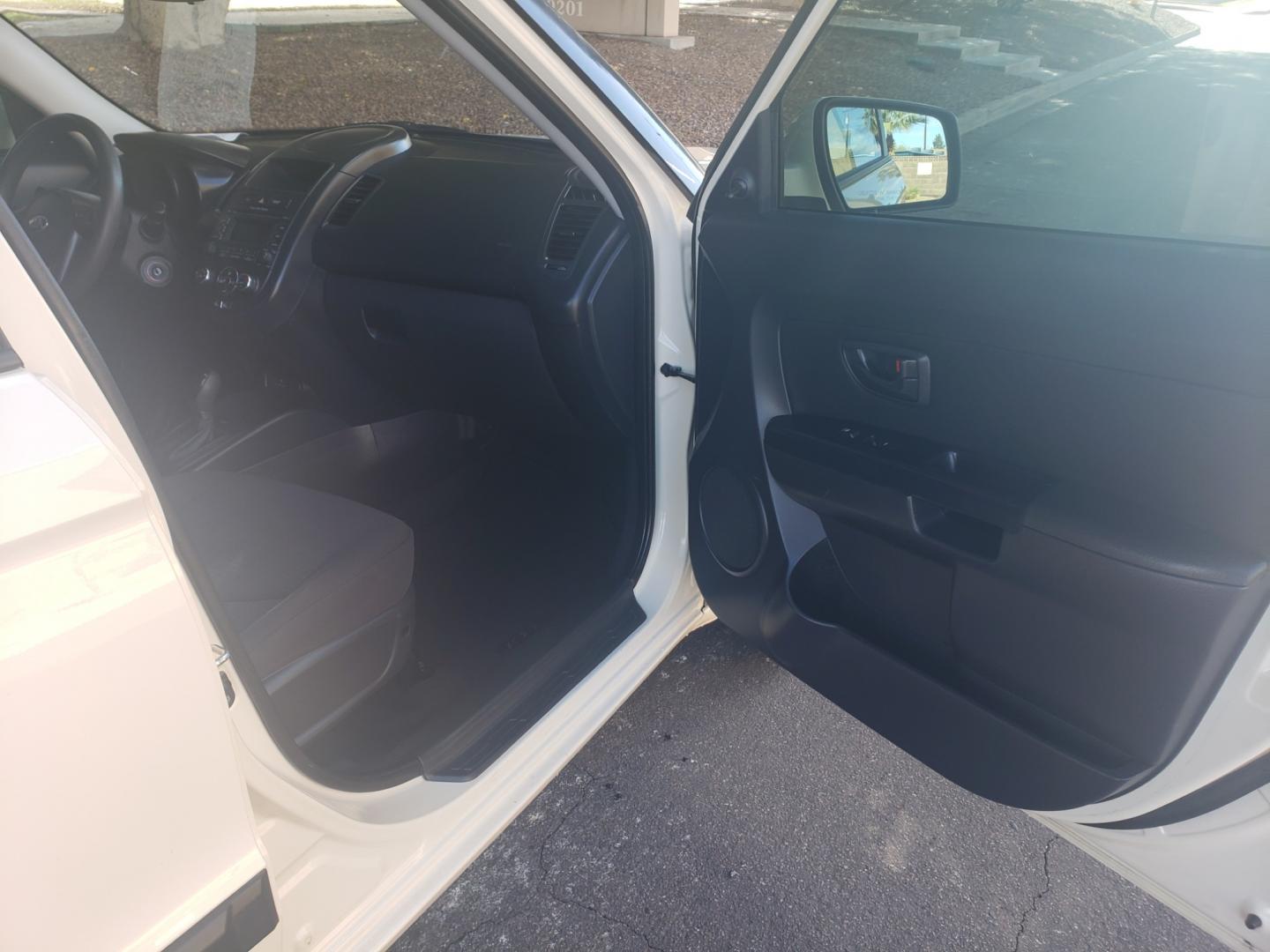 2013 WHITE /black Kia Soul base (KNDJT2A51D7) with an 1.6l i4 engine, 4-Speed Automatic transmission, located at 323 E Dunlap Ave., Phoenix, AZ, 85020, (602) 331-9000, 33.567677, -112.069000 - 2013 Kia Soul,.......EXCELLENT condition, A Real Must See!!.... Ice cold A/C, No accidents, Power everything, Stereo/cd player, Phone sync, Bluetooth, Satellite compatible, Clean black interior with black cloth seats in near perfect condition, power windows, power door locks, clean Arizona title, Ru - Photo#12